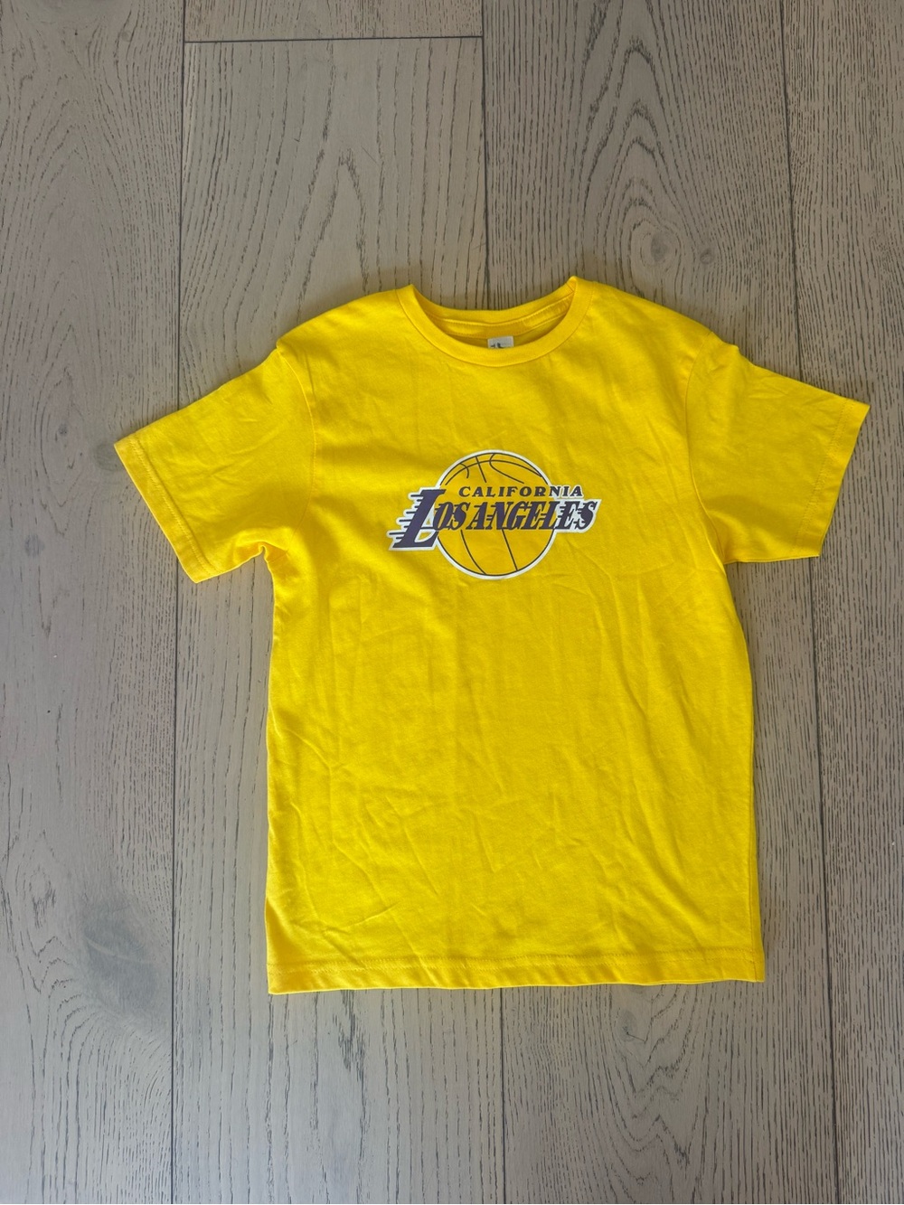 LA Lakers kid’s T Shirt Size 7/8 Yellow Basketball Outdoor T- Shirt
